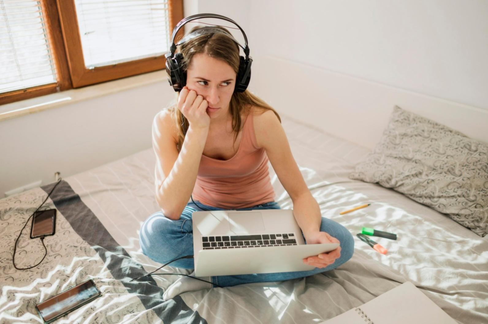 Finanzanalyst bei der Marktanalyse mit mehreren Monitoren