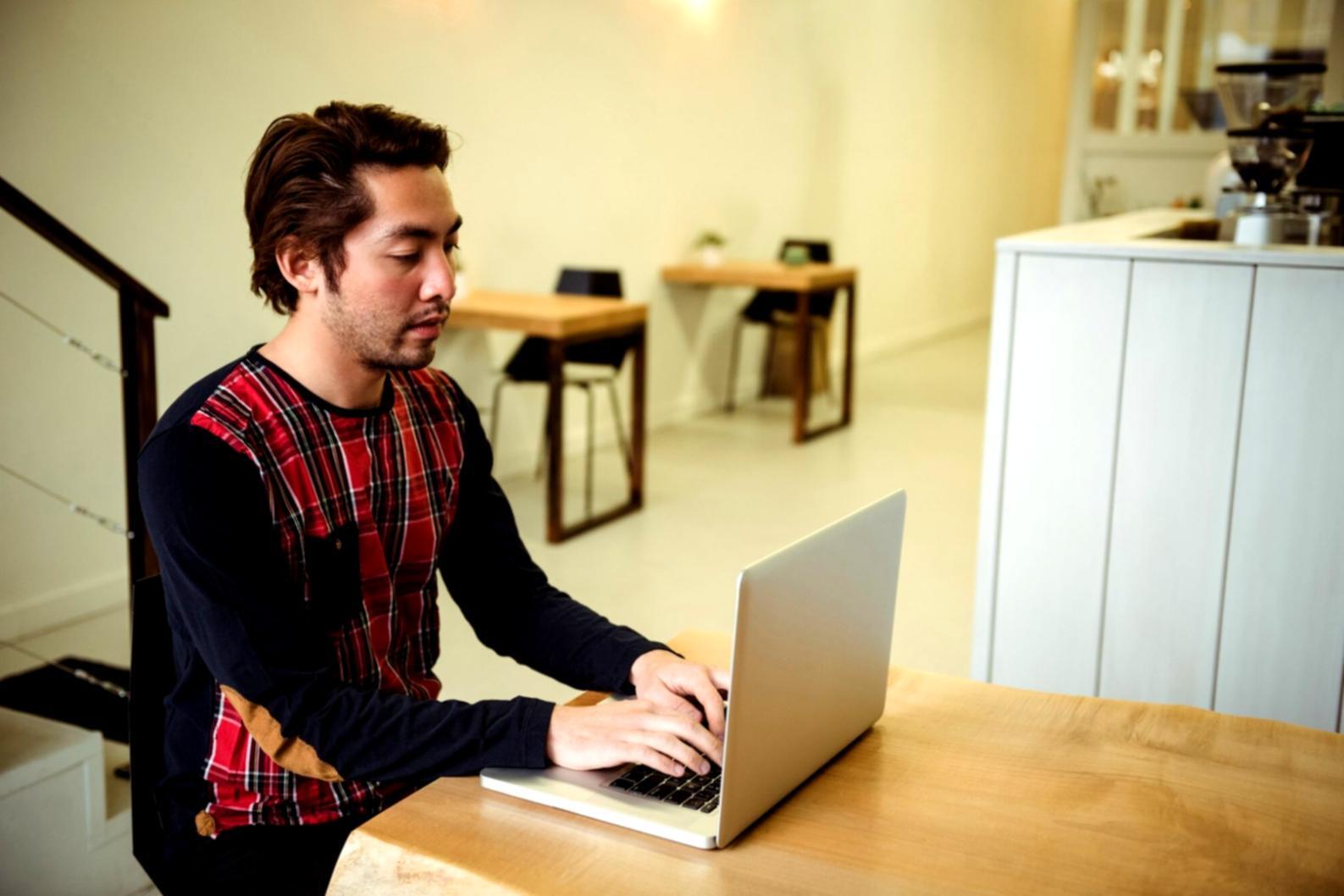 Moderne Büroräume mit Finanzcharts an den Wänden